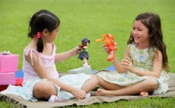 Dạy trẻ em biết chia sẻ